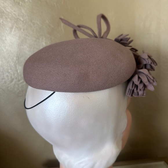 ELABORATE 1940s\' TAUPE TILT FELT HAT WITH FELT \